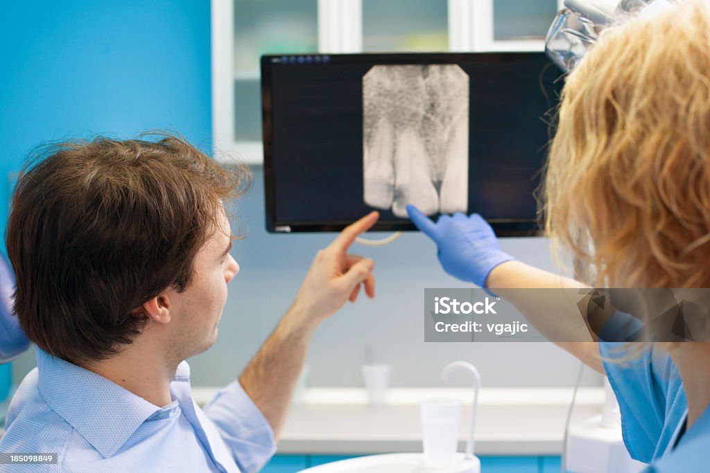 Dentista, explicando profissional imagem de raio-X do paciente - Foto de stock de 30 Anos royalty-free