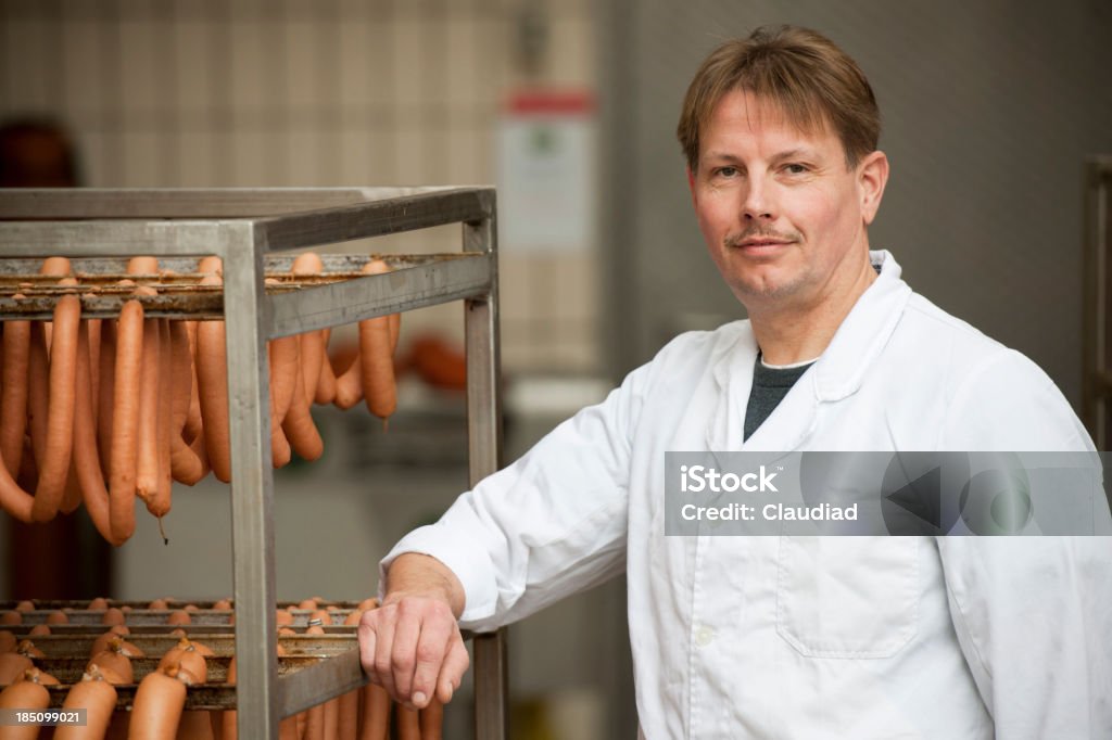 Boucher avec des saucisses - Photo de Boucherie libre de droits