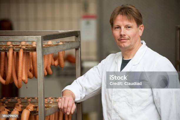 Photo libre de droit de Boucher Avec Des Saucisses banque d'images et plus d'images libres de droit de Boucherie - Boucherie, 50-54 ans, Adulte