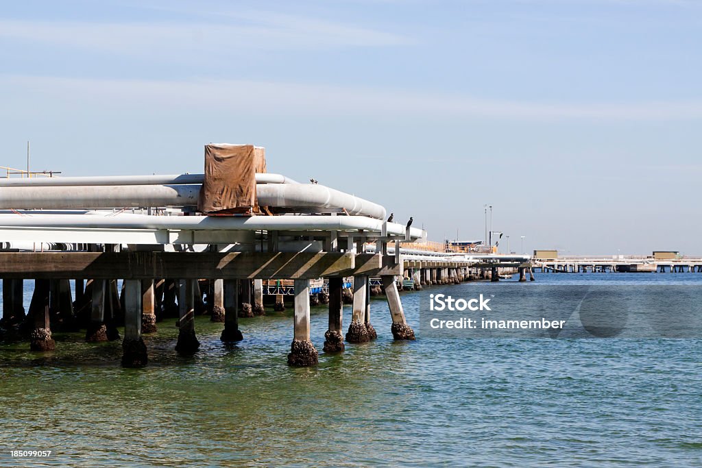 Ölraffinerie pipelines über bay auf hölzernen Säulen, Textfreiraum - Lizenzfrei Pipeline Stock-Foto