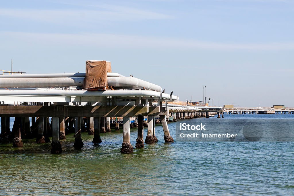Refinería de petróleo tuberías de la bahía en madera, pilares, espacio de copia - Foto de stock de Gas natural libre de derechos