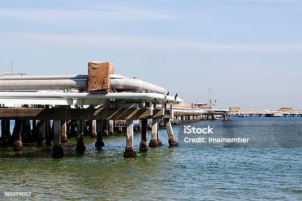 Refinería De Petróleo Tuberías De La Bahía En Madera Pilares Espacio De Copia Foto de stock y más banco de imágenes de Gas natural