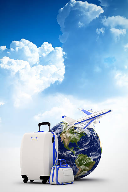 globo e valigie e aereo su sfondo blu cielo - airplane travel commercial airplane isolated foto e immagini stock