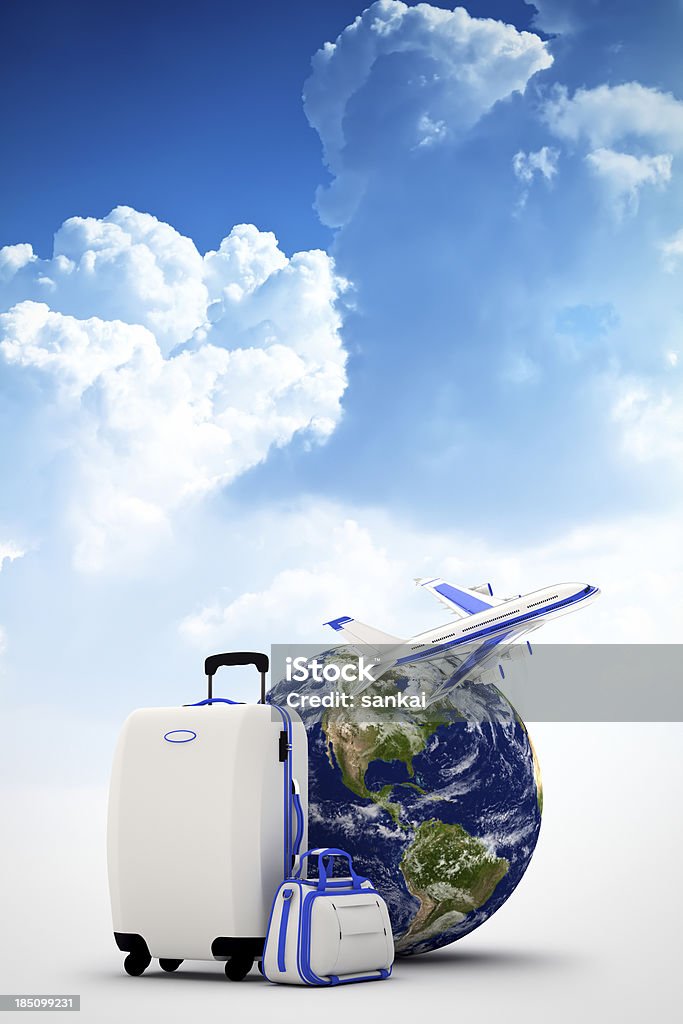 グローブ、スーツケースや面に青い空を背景に - 地球儀のロイヤリティフリーストックフォト