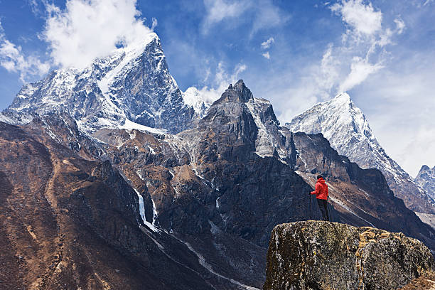 женщина, глядя на горы, гора национальный парк эвереста - himalayas cloud mountain peak cloudscape стоковые фото и изображения