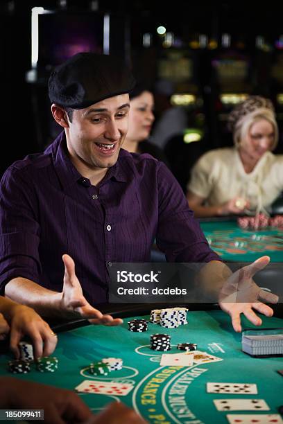 Homem A Jogar Blackjack No Casino - Fotografias de stock e mais imagens de Carta de Baralho - Carta de Baralho, Desporto, Jogos de Azar