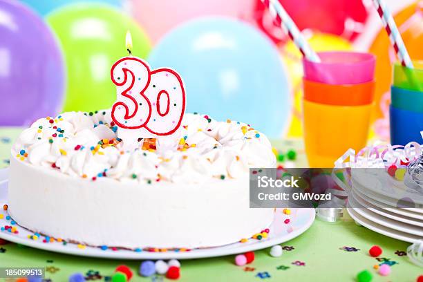 Geburtstagstorte Stockfoto und mehr Bilder von Geburtstag - Geburtstag, 25-29 Jahre, 30-34 Jahre