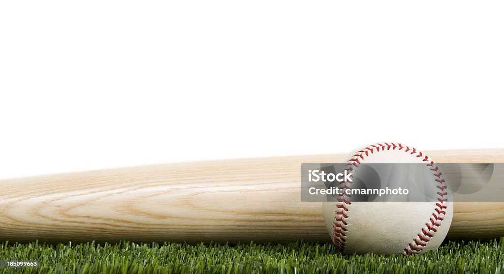 Béisbol y madera con el bat en la hierba fondo blanco - Foto de stock de Bate de béisbol libre de derechos