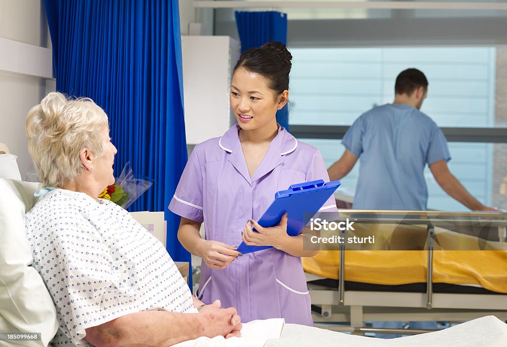 Пациент переговоров с медсестра - Стоковые фото Больница роялти-фри