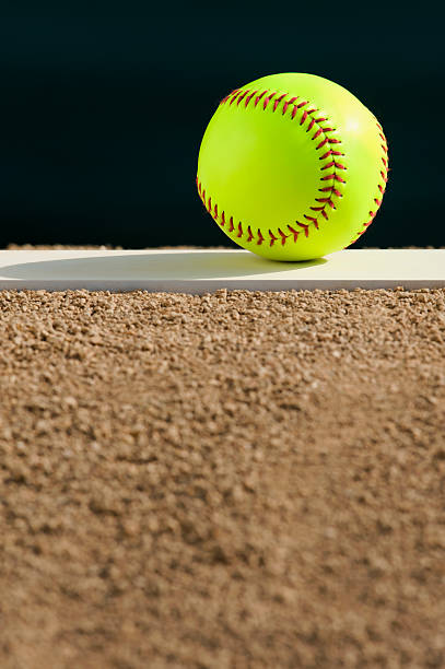 softball-montículo de lançador de beisebol - softball playing field fluorescent team sport - fotografias e filmes do acervo