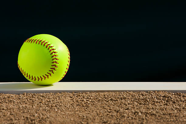 lançador rápido campo softball estar de borracha - softball playing field fluorescent team sport - fotografias e filmes do acervo