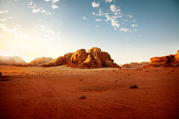 jordanischen wüste bei sonnenaufgang - wüste stock-fotos und bilder