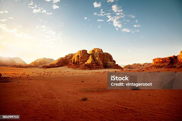 Sobremesa No Nascer Do Sol Jordano - Fotografias de stock e mais imagens de Deserto - Deserto, Jordânia, Montanha