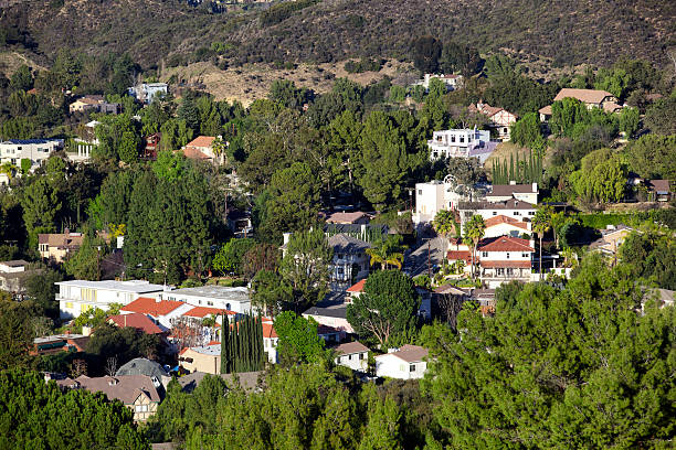 california häuser gesehen von mullholland drive - woodland hills stock-fotos und bilder