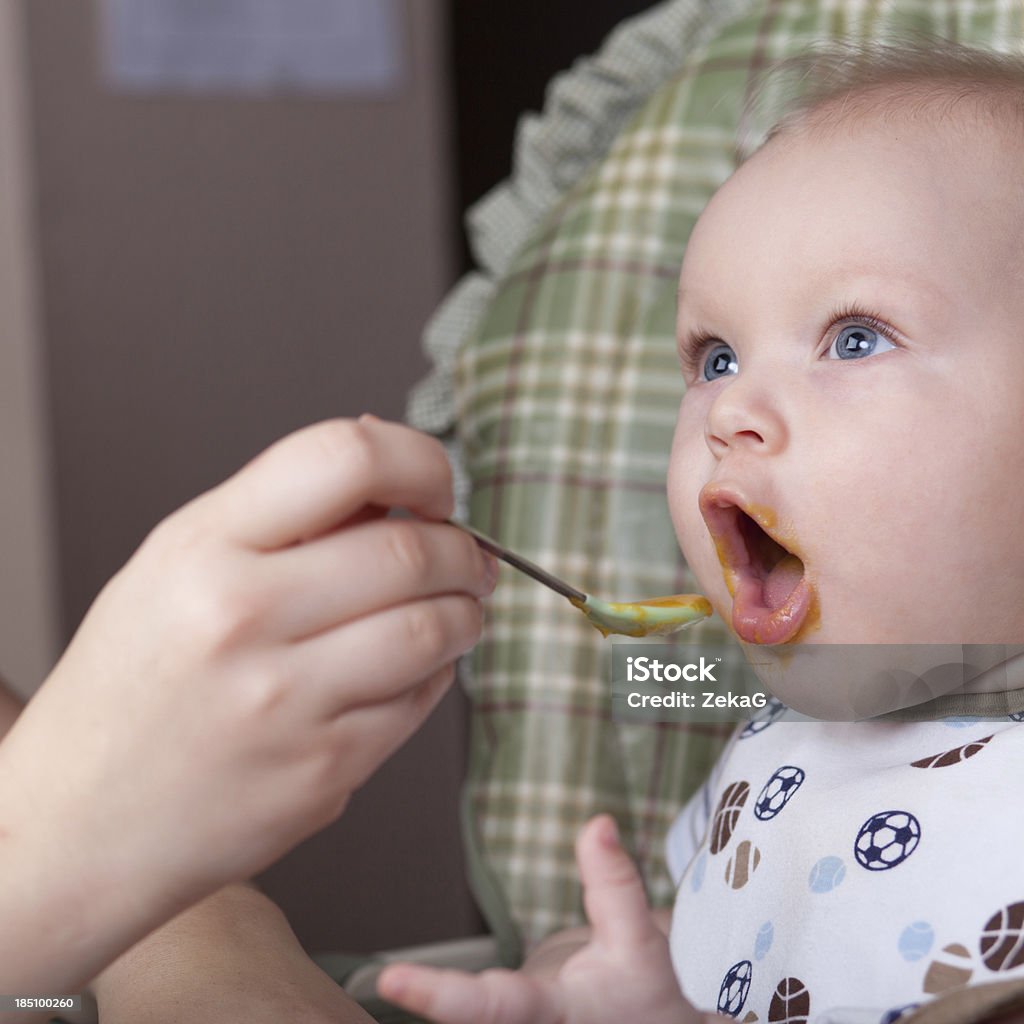 Mãe alimentação bebé sólido Colher de alimentos - Royalty-free 6-11 meses Foto de stock