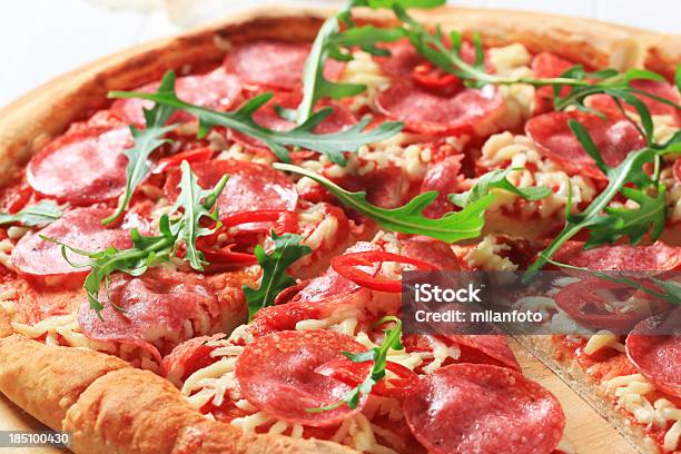 Pizza De Salami Foto de stock y más banco de imágenes de Albahaca - Albahaca, Alimento, Cena