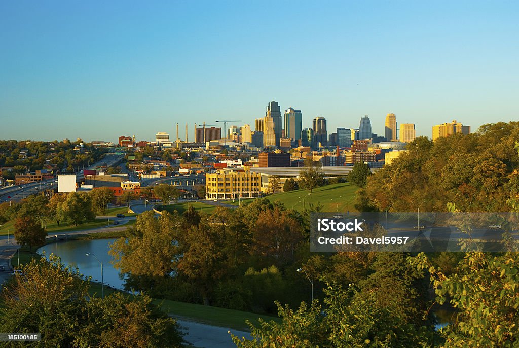 skyline von Kansas City, Bäumen und einem See - Lizenzfrei Kansas City - Missouri Stock-Foto