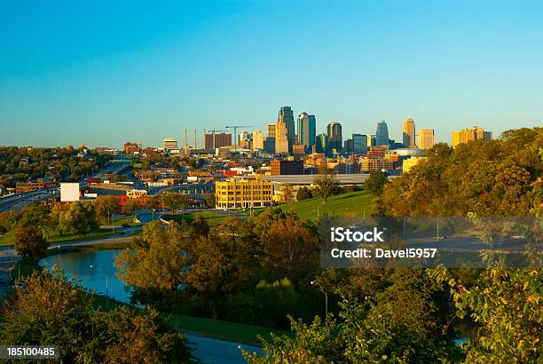 Skyline Von Kansas City Bäumen Und Einem See Stockfoto und mehr Bilder von Kansas City - Missouri - Kansas City - Missouri, Missouri - Mittlerer Westen, Wasser