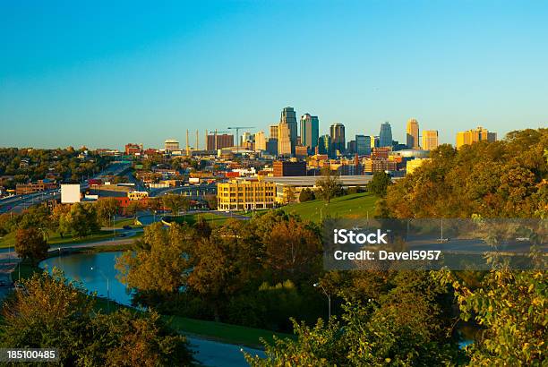 Panorama De La Ciudad De Kansas Árboles Y Un Lago Foto de stock y más banco de imágenes de Kansas City - Missouri