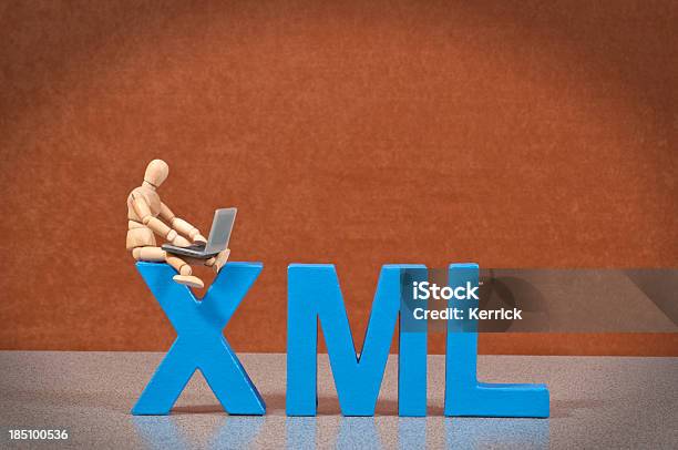 Xmlhölzerne Kleiderpuppe Was Das Wort Stockfoto und mehr Bilder von XML - XML, Alphabet, Aufführung