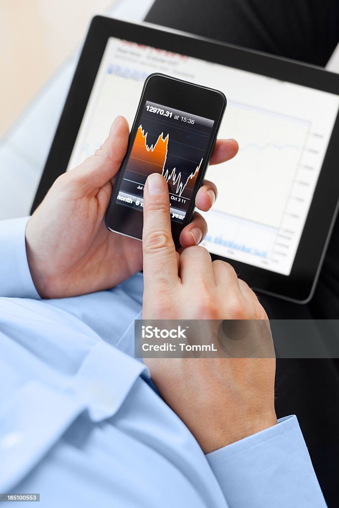 Homem usando Smartphone e Tablet Digital - Foto de stock de Adulto royalty-free