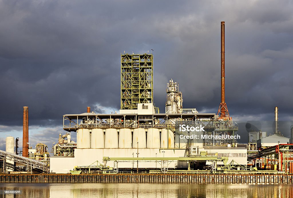 Raffineria di petrolio al canale - Foto stock royalty-free di Acqua