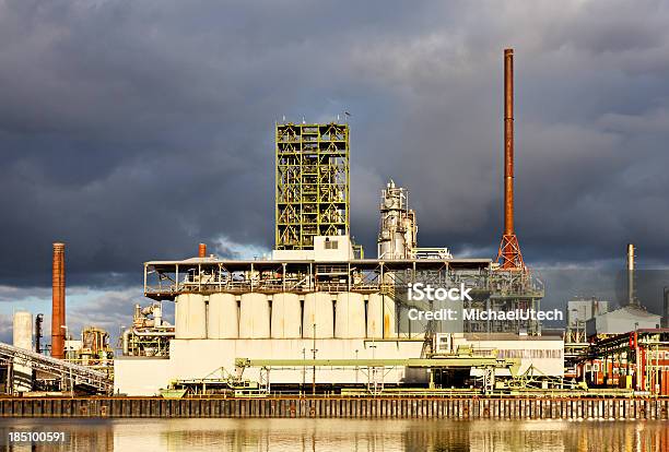 Raffineria Di Petrolio Al Canale - Fotografie stock e altre immagini di Acqua - Acqua, Architettura, Brillante