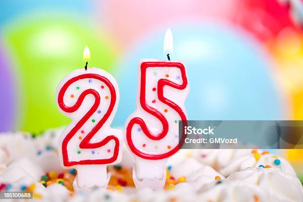 Geburtstagstorte Stockfoto und mehr Bilder von 25-29 Jahre - 25-29 Jahre, Geburtstag, Kerze