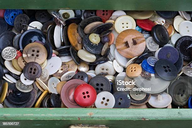 Confuso - Fotografias de stock e mais imagens de Botão - Artigo de costura - Botão - Artigo de costura, Caixa, Coleção