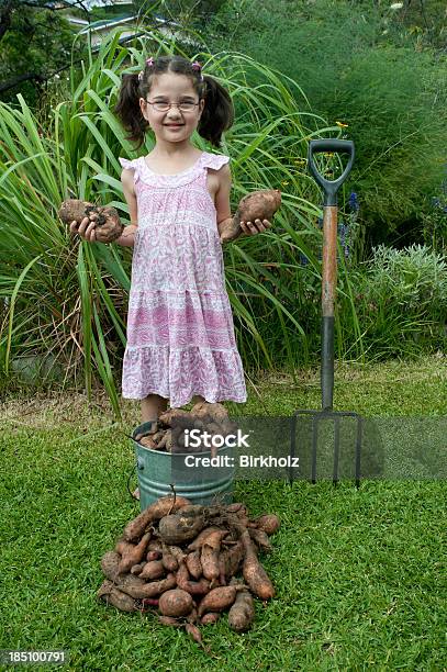 Mädchen Mit Süßen Kartoffeln Stockfoto und mehr Bilder von 6-7 Jahre - 6-7 Jahre, Aktiver Lebensstil, Ein Mädchen allein