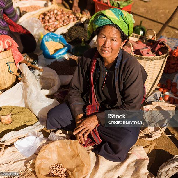 Foto de Retrato De Mercado Birmanesa Vendedor e mais fotos de stock de Adulto - Adulto, Agricultura, Aldeia