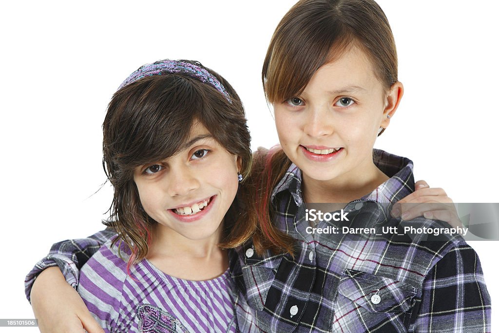 Duas meninas pré-adolescentes de idade, sorrindo para a câmera - Foto de stock de Adolescente royalty-free