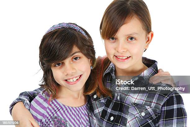 Foto de Duas Meninas Préadolescentes De Idade Sorrindo Para A Câmera e mais fotos de stock de Adolescente