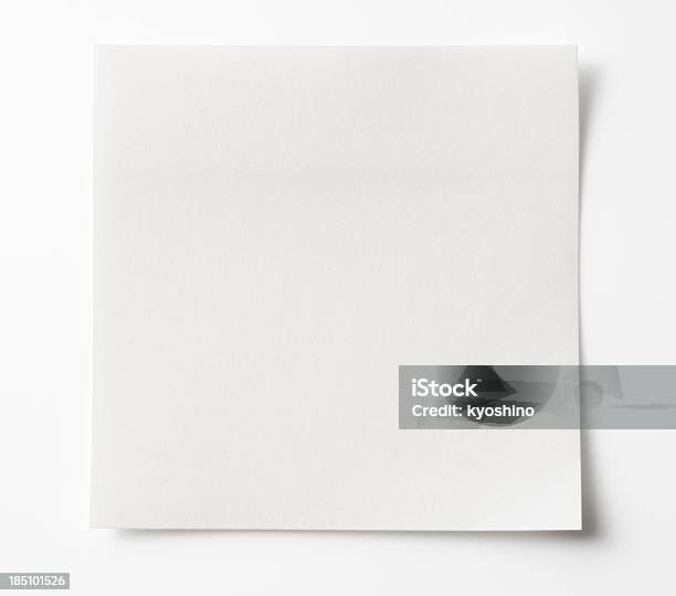 Un Vuoto Bianco Foglietto Su Sfondo Bianco - Fotografie stock e altre immagini di Carta - Carta, Bianco, Biglietto adesivo