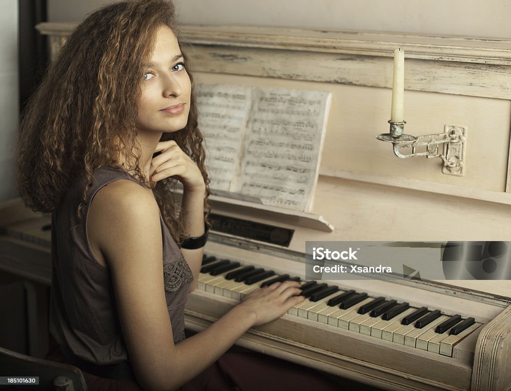 Ragazza suona il pianoforte - Foto stock royalty-free di Adulto
