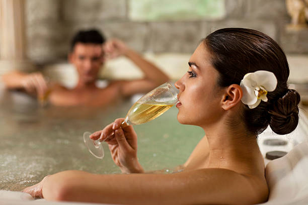 piękna kobieta relaks w jacuzzi w spa zdrowotne - couple hot tub spa treatment health spa zdjęcia i obrazy z banku zdjęć