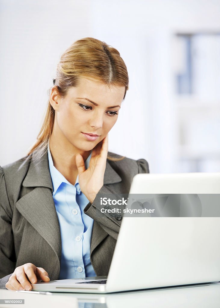 Mujer de negocios trabajando en la computadora portátil. - Foto de stock de Adulto libre de derechos