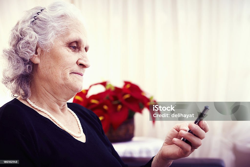 Überprüfung der Telefon - Lizenzfrei 60-69 Jahre Stock-Foto