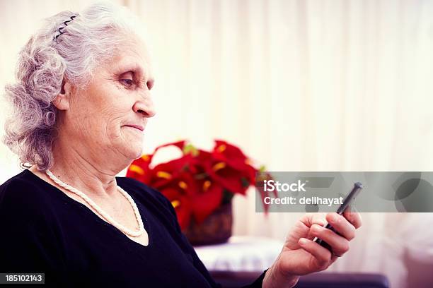 Überprüfung Der Telefon Stockfoto und mehr Bilder von 60-69 Jahre - 60-69 Jahre, Alter Erwachsener, Am Telefon