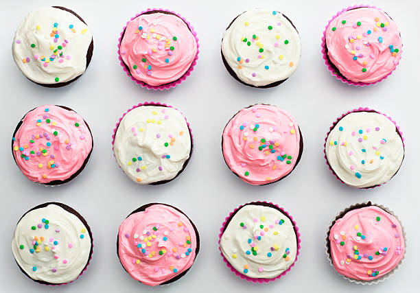 rosa und weiße cupcakes - cupcake cake candy pink stock-fotos und bilder