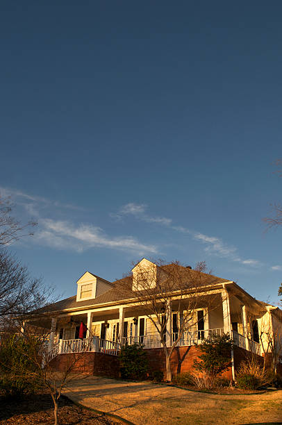 istock House in the Suburbs 185102406