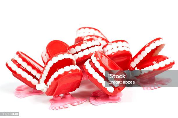 Foto de Multidão De Burburinho Dentes A Gritar Para Ser Ouvida e mais fotos de stock de Dentadura de Brinquedo