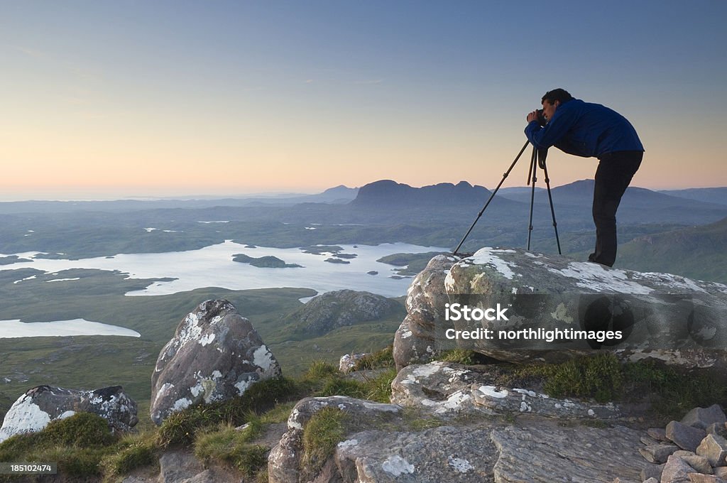 Fotografo di montagna al tramonto - Foto stock royalty-free di Macchina fotografica