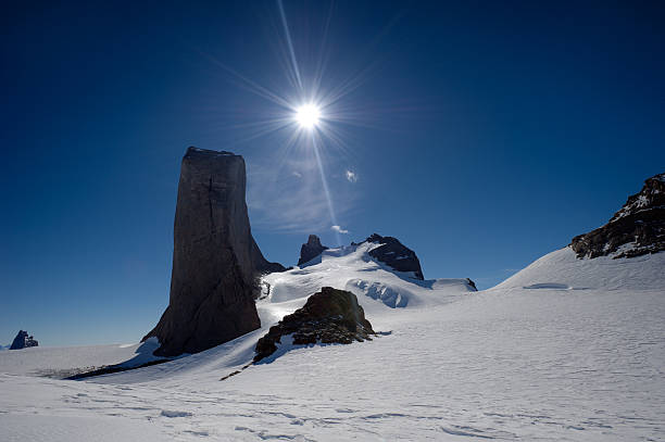 holtanna peak - rough antarctica wintry landscape south pole - fotografias e filmes do acervo