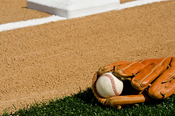 baseball-prima base - baseline baseball single line dirt foto e immagini stock