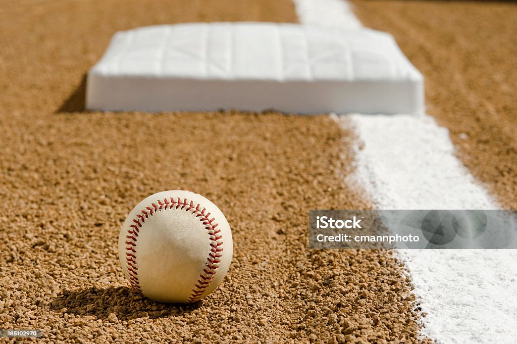 Nuovo Baseball infield terra in prima linea a base di maltempo - Foto stock royalty-free di Baseball