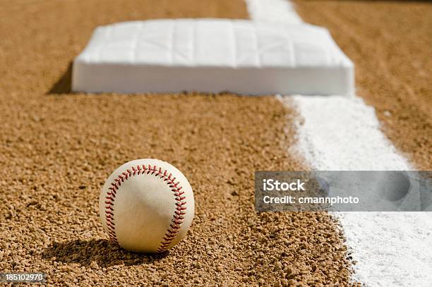 Nuovo Baseball Infield Terra In Prima Linea A Base Di Maltempo - Fotografie stock e altre immagini di Baseball