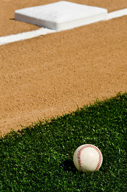 béisbol-primera base - baseball diamond baseball baseline grass fotografías e imágenes de stock