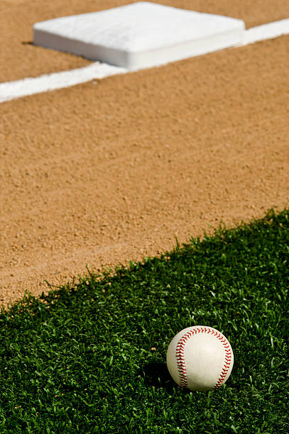 baseball-prima base - baseline baseball single line dirt foto e immagini stock