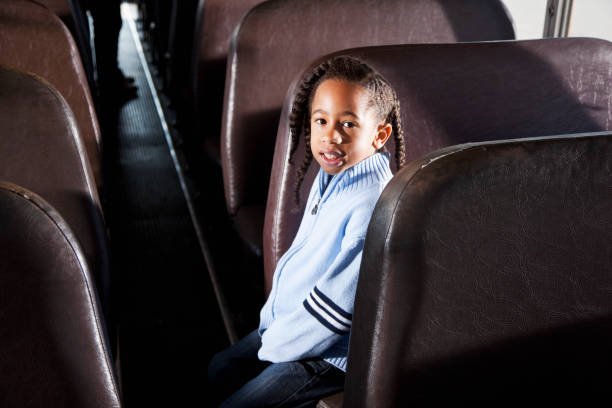 ragazzino seduto all'interno di scuolabus - sc0536 foto e immagini stock